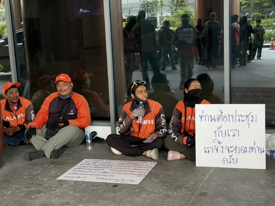 กลุ่มไรเดอร์ผู้ให้บริการรับ-ส่งสินค้าผ่านแพลตฟอร์ม Lalamove รวมตัวกันประมาณ 200 คน เดินทางเข้ายื่นหนังสือร้องเรียนต่อกระทรวงดิจิทัลเพื่อเศรษฐกิจและสังคม (ดีอี)