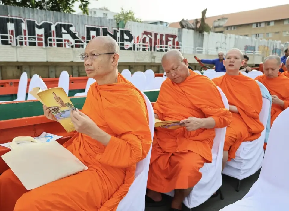 พระภิกษุสงฆ์ 120 รูป จาก 5 วัด ล่องเรือศึกษาคู คลองในเกาะรัตนโกสินทร์