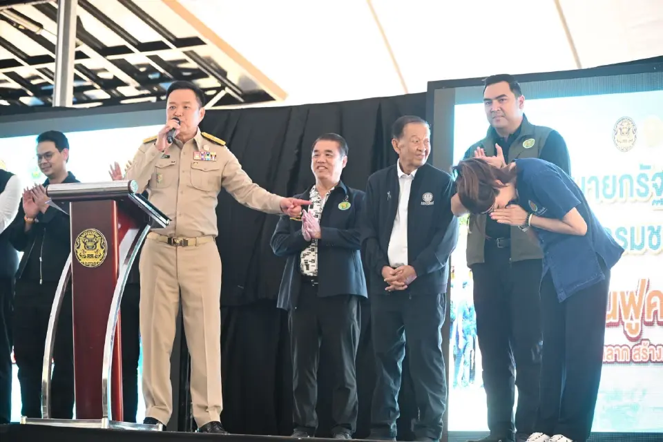 นายกรัฐมนตรี แนะนำผู้บริหารที่เดินทางร่วมคณะติดตาม