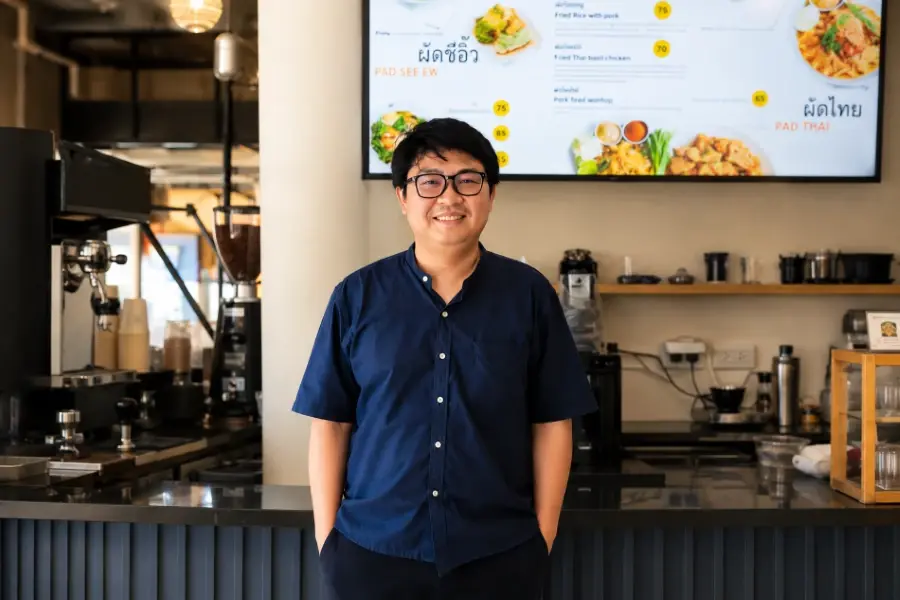 นายวาสิฏ ปัญจบุรี เจ้าของร้านผัดไทยหอนาฬิกา จังหวัดเชียงราย และสมาชิกผู้ใช้บริการ “เคทีซี พี่เบิ้ม รถแลกเงิน” 