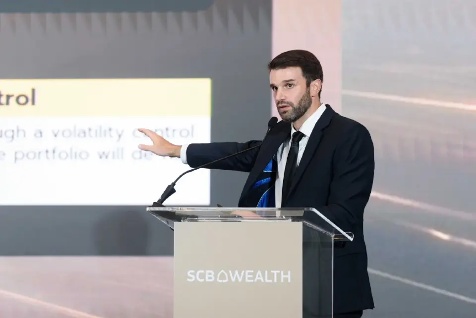 Mr. Zach Bevevino, CFA, Managing Director และ Multi-Asset Strategies &amp; Solutions Strategist at BlackRock 