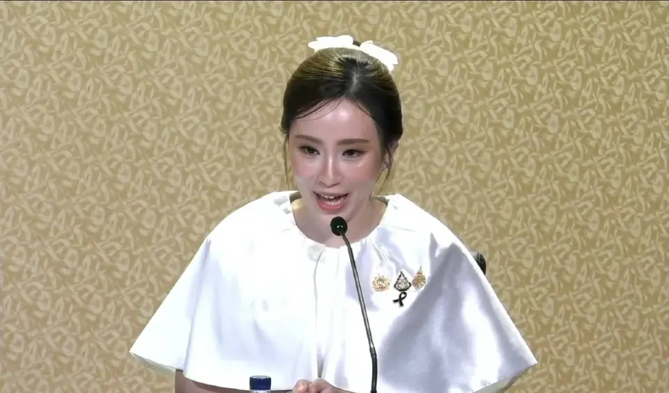 ร้อยเอกหญิงภัทร์ดารัสมิ์ ทองสลวยกร รองโฆษกประจำสำนักนายกรัฐมนตรี 