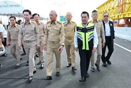 นายพิพัฒน์ รัชกิจประการ รองนายกรัฐมนตรีและรัฐมนตรีว่าการกระทรวงคมนาคม พร้อมผู้บริหารกรมทางหลวง ลงพื้นที่ตรวจสอบความพร้อมก่อนเปิดทดลองใช้โครงการทางหลวงพิเศษระหว่างเมือง (มอเตอร์เวย์) หมายเลข 82 (M82) สายบางขุนเทียน-บ้านแพ้ว