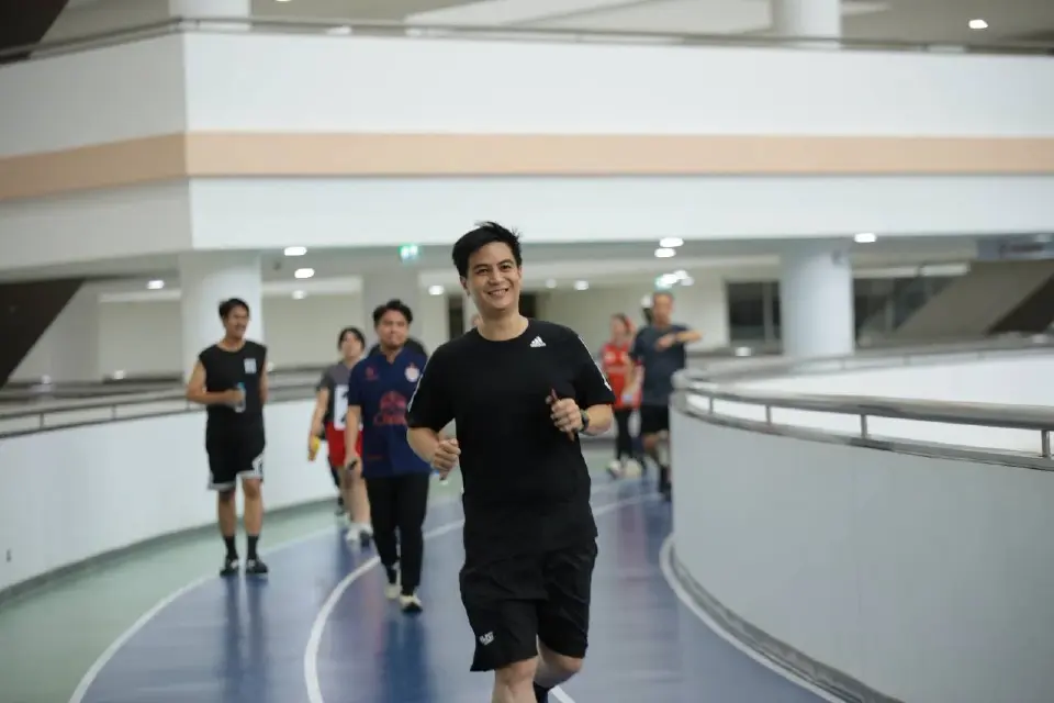 กลุ่มไอลอว์ เล่นกีฬาหน้า กกต. กดดันสั่งฟ้อง 229 ผู้ถูกกล่าวหาฮั้ว สว. 