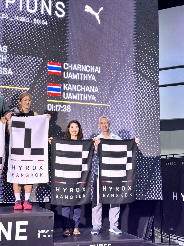 "ชาญชัย-กาญจนา เอื้อวิทยา" จบอันดับสามในการแข่ง HYROX Bangkok รุ่น Double mix อายุ 50-54 ปี เป็นคนไทยคู่เดียวที่ได้ขึ้นโพเดียมในรุ่นนี้
