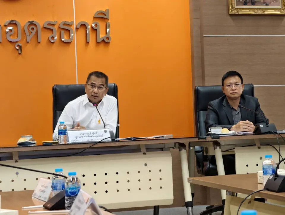นายราชันย์ ซุ้นหั้ว ผู้ว่าราชการจังหวัดอุดรธานี กล่าวบรรยายให้กับนักศึกษาผู้เข้าอบรมโครงการ เพิ่มองค์ความรู้สื่อมวลชน เรื่อง : กระบวนทัศน์ใหม่ของสื่อหลังโลกาภิวัตน์ รุ่นที่ 3 (ลกส.3) ของสภาการสื่อมวลชนแห่งชาติ