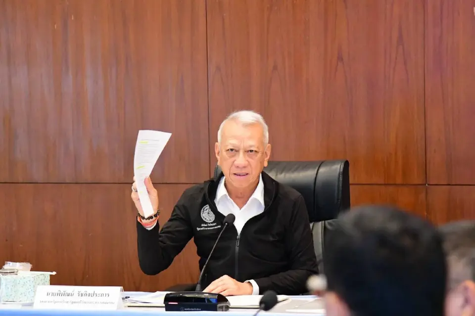 นายพิพัฒน์ รัชกิจประการ รองนายกรัฐมนตรี และรัฐมนตรีว่าการกระทรวงคมนาคม เป็นประธานการประชุมรับฟังความคิดเห็นและหารือแนวทางการบริหารจัดการที่อยู่อาศัยของชุมชนคลองเตย โดยเปิดโอกาสให้หน่วยงานที่เกี่ยวข้อง ร่วมพูดคุย แลกเปลี่ยนความคิดเห็น และนำเสนอแนวทางการพัฒนาพื้นที่ 