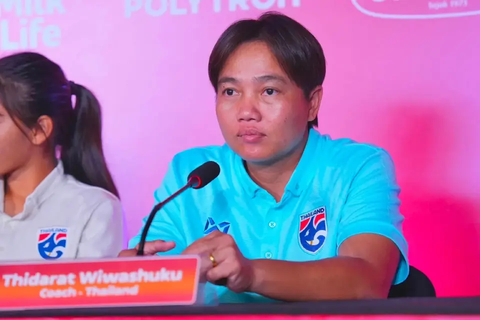 โค้ชมิ่ม" ธิดารัตน์ วิวาสุขุ หัวหน้าผู้ฝึกสอนฟุตบอลหญิงทีมชาติไทย รุ่นอายุไม่เกิน 17 ปี