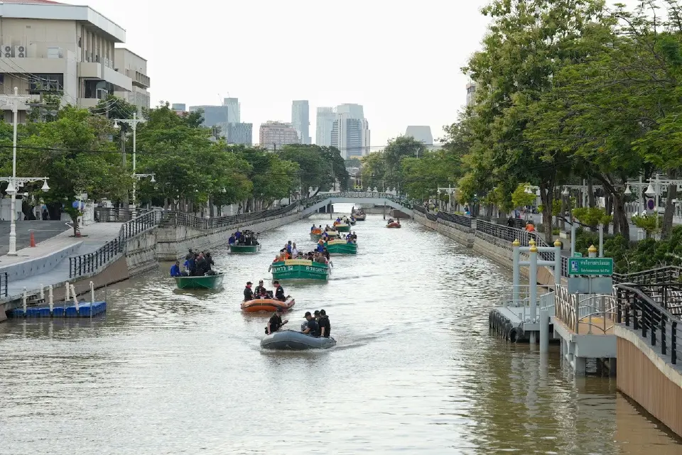 พระภิกษุสงฆ์ 120 รูป จาก 5 วัด ล่องเรือศึกษาคู คลองในเกาะรัตนโกสินทร์