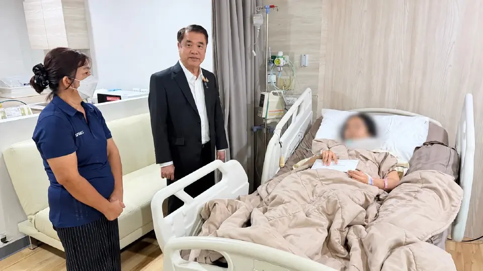 นายสุริยะ จึงรุ่งเรืองกิจ รัฐมนตรีว่าการกระทรวงเกษตรและสหกรณ์ พร้อมด้วยคณะทำงาน เดินทางไปยังโรงพยาบาลเกษมราษฎร์ รัตนาธิเบศร์ เพื่อเยี่ยมและให้กำลังใจผู้ได้รับบาดเจ็บจากเหตุการณ์ความรุนแรงภายในโรงเรียนเทพศิรินทร์ นนทบุรี