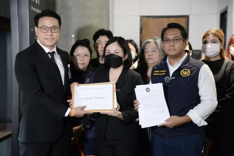 นายสกลธี ภัททิยกุล ประธานกรรมาธิการการสาธารณสุข สภาผู้แทนราษฎร รับเรื่องร้องเรียนจากกลุ่มผู้เสียหาย กรณีข้อมูลทางการแพทย์ในระบบ "หมอพร้อม" ไม่ตรงกับข้อเท็จจริง