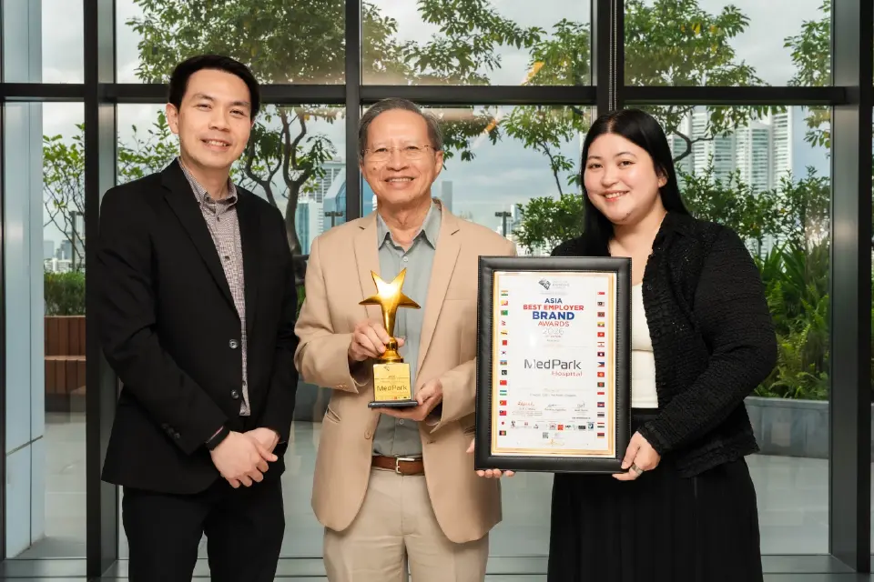 ผู้บริหารโรงพยาบาลเมดพาร์ค ได้แก่ นายแพทย์พงษ์พัฒน์ ปธานวนิช Managing Director, คุณพราว ปธานวนิช Assistant Chief Executive Officer และคุณวุฒิชัย เจริญพงษ์สุข Head of People &amp; Culture ร่วมเป็นตัวแทนองค์กรถ่ายภาพร่วมกัน เนื่องในโอกาสที่ โรงพยาบาลเมดพาร์ค ได้รับรางวัล Asia Best Employer Brand Awards 2026