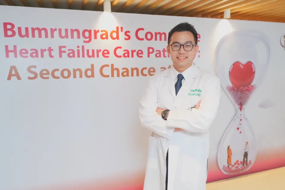 ร.ต.อ.นพ.สกลวัชร มนต์ไตรเวศย์ แพทย์เฉพาะทางด้านอายุรศาสตร์โรคหัวใจ มัณฑนากรหัวใจและหลอดเลือด โรงพยาบาลบำรุงราษฎร์ 