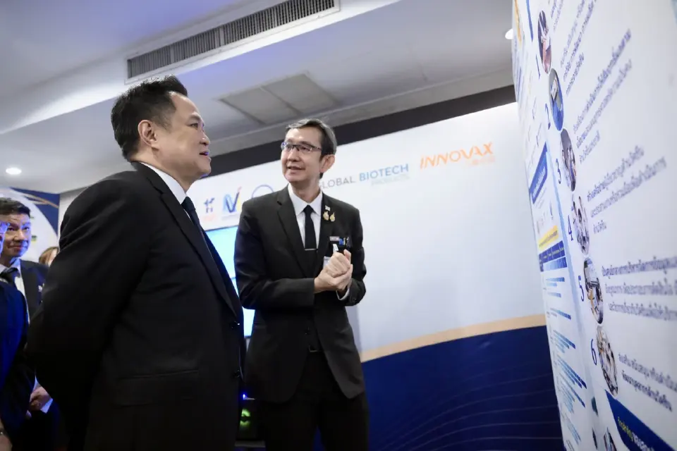 นายอนุทิน ชาญวีรกูล นายกรัฐมนตรี และรัฐมนตรีว่าการกระทรวงมหาดไทย ได้เยี่ยมชมบูธสถาบันวัคซีนแห่งชาติ 