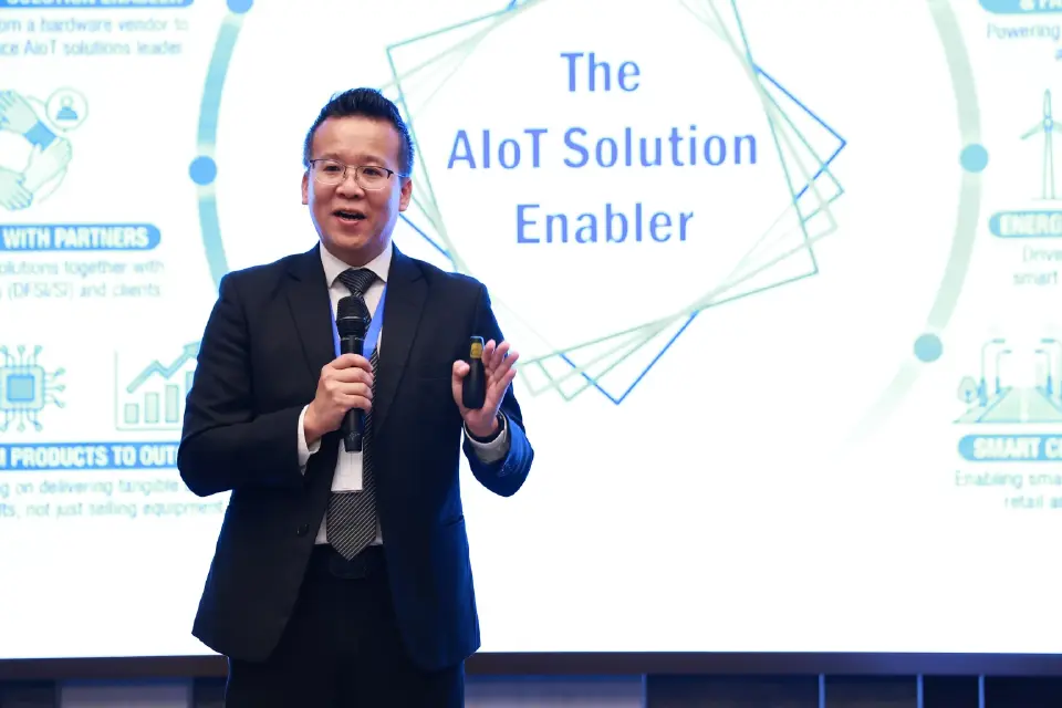 เมทริกซ์ ชุง ผู้จัดการธุรกิจกลุ่มอุตสาหกรรมระดับภูมิภาค ฝ่าย Service-IoT ประจำอาเซียน บริษัท แอดวานซ์เทค จำกัด