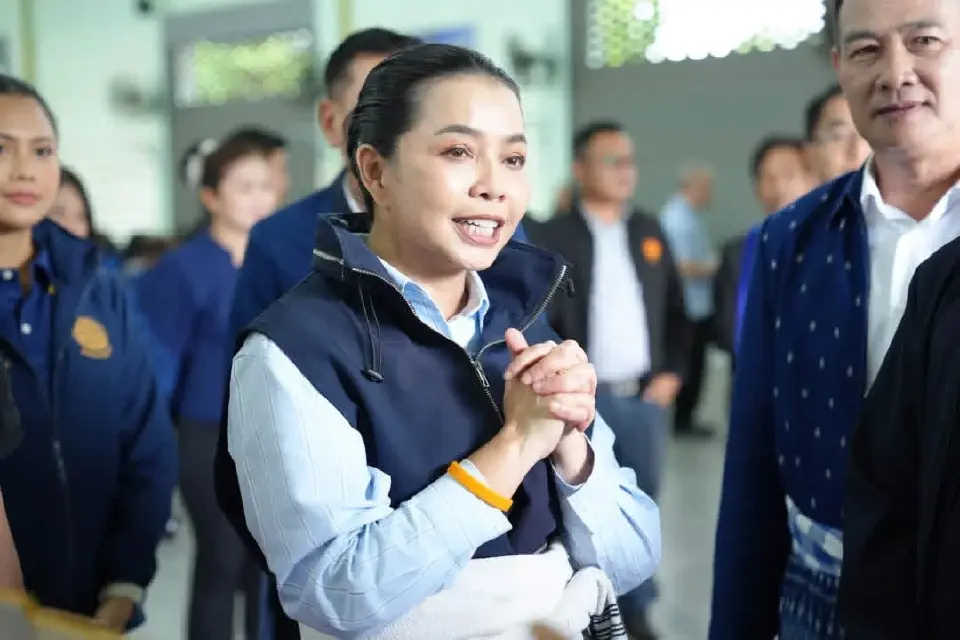 นางสุขสมรวย วันทนียกุล รัฐมนตรีประจำสำนักนายกรัฐมนตรี ในฐานะประธานกรรมการกองทุนหมู่บ้านและชุมชนเมืองแห่งชาติ