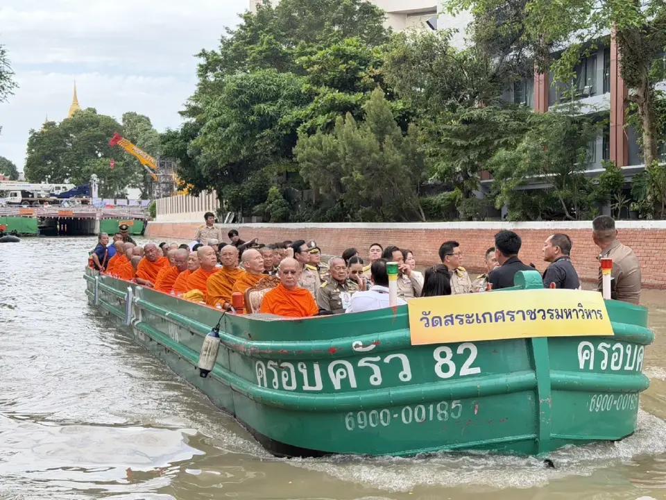 พระภิกษุสงฆ์ 120 รูป จาก 5 วัด ล่องเรือศึกษาคู คลองในเกาะรัตนโกสินทร์