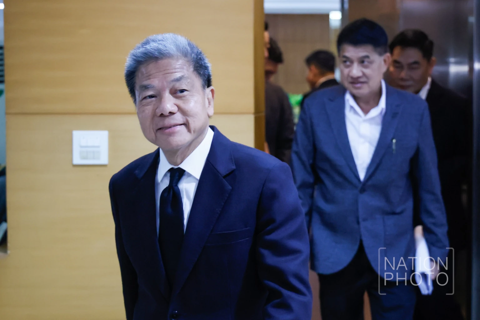 ประธาน กสทช.เดินเข้าห้องประชุม 