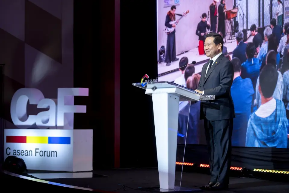 นายฐาปน สิริวัฒนภักดี ประธานกรรมการ C asean และประธานเจ้าหน้าที่บริหาร บริษัท ไทยเบฟเวอเรจ จำกัด (มหาชน)