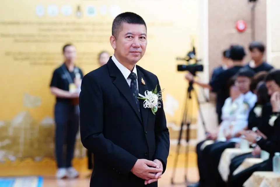 พล.อ.อ.นพ.อิทธพร คณะเจริญ เลขาธิการแพทยสภา 
