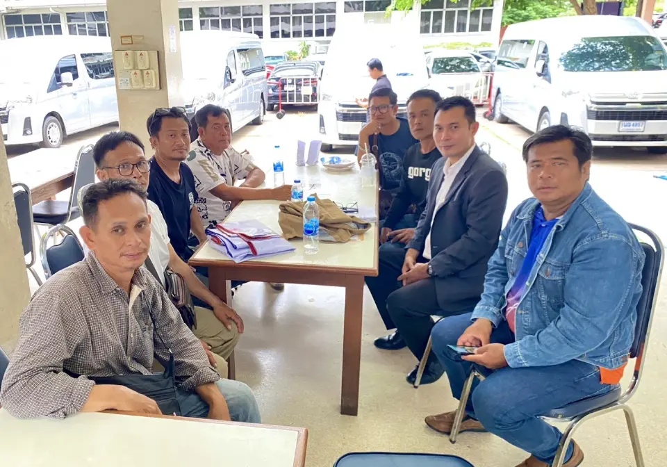 นายเทพ เพียมะลัง ประธานสภาเกษตรกรจังหวัดเพชรบูรณ์ มาพร้อมกับกลุ่มชาวไร่ข้าวโพด ให้กำลังใจ