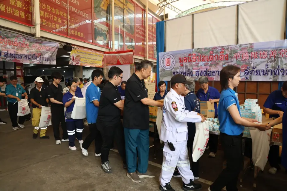 มูลนิธิป่อเต็กตึ๊งแพ็กถุงยังชีพกว่า 1,000 ชุด ช่วยน้ำท่วมน่าน 