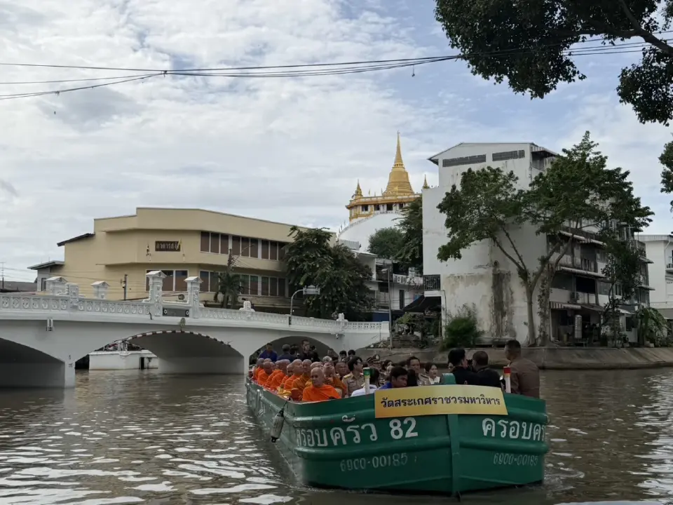 พระภิกษุสงฆ์ 120 รูป จาก 5 วัด ล่องเรือศึกษาคู คลองในเกาะรัตนโกสินทร์