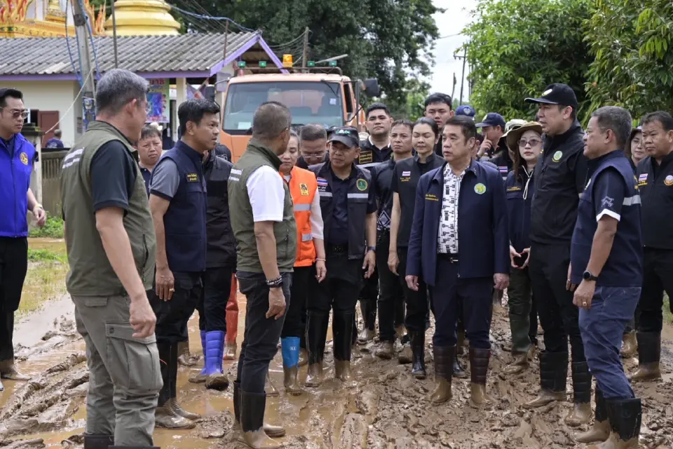‘สุริยะ’ ลุยน่านสั่งกรมชลฯ เร่งระบายน้ำท่วม ส่งเครื่องจักรฟื้นพื้นที่-เคลียร์เส้นทาง