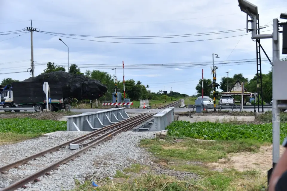 ลงพื้นที่จุดตัดทางรถไฟบริเวณทางหลวงหมายเลข 3260 อำเภอบางปลาม้า จังหวัดสุพรรณบุรี ซึ่งเป็นจุดตัดทางรถไฟบริเวณเส้นทางเลียบคลองทางเข้าวัดป่าเลไลยก์