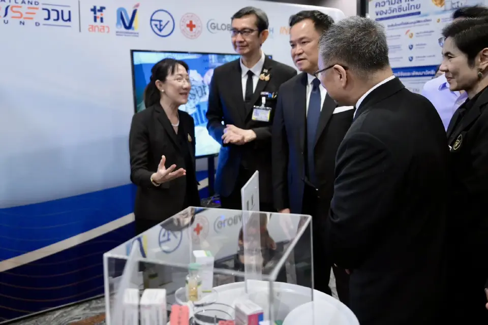 นายอนุทิน ชาญวีรกูล นายกรัฐมนตรี และรัฐมนตรีว่าการกระทรวงมหาดไทย ได้เยี่ยมชมบูธสถาบันวัคซีนแห่งชาติ ณ ทำเนียบรัฐบาล