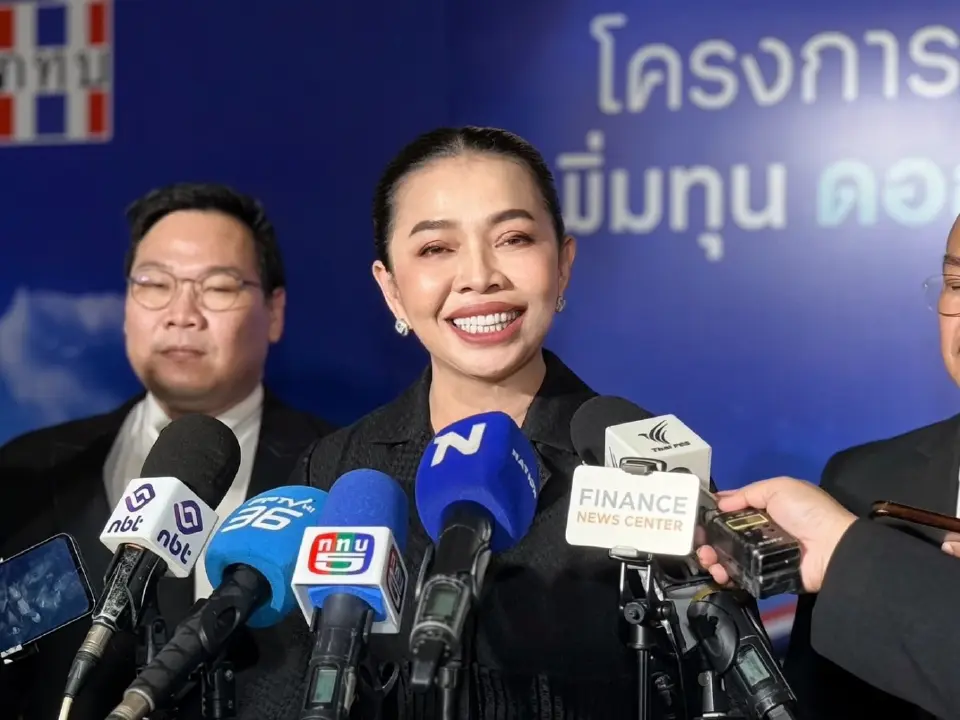 นางสุขสมรวย วันทนียกุล รัฐมนตรีประจำสำนักนายกรัฐมนตรี ในฐานะประธานกรรมการกองทุนหมู่บ้านและชุมชนเมืองแห่งชาติ (สทบ.)
