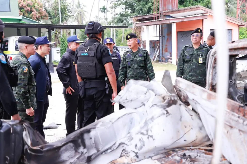 แม่ทัพภาค 4 ลงพื้นที่บาเจาะ จังหวัดนราธิวาส ตรวจจุดเกิดเหตุความไม่สงบชายแดนภาคใต้ 