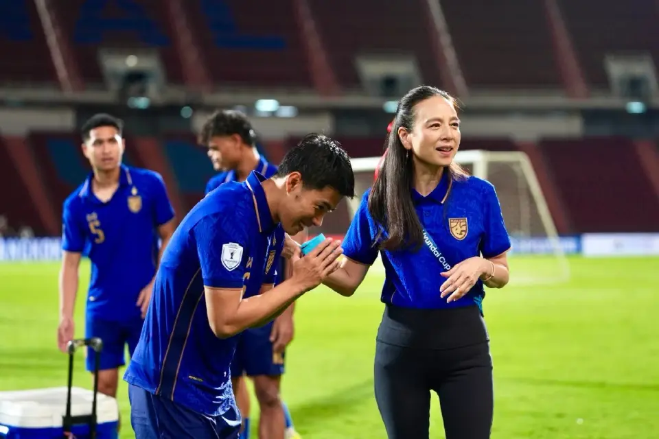 “มาดามแป้ง” นวลพรรณ ล่ำซำ นายกสมาคมกีฬาฟุตบอลฯ 