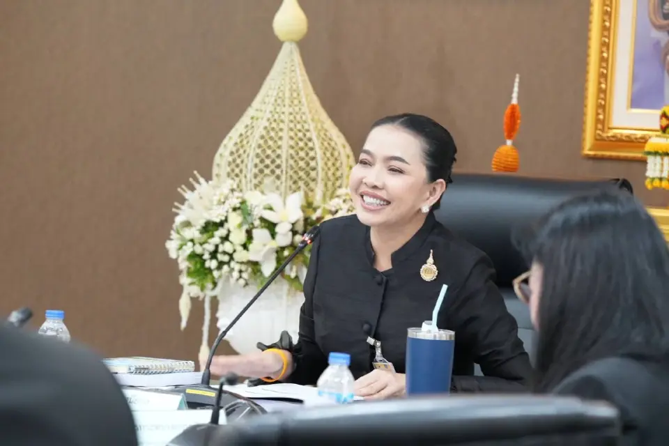 สุขสมรวย วันทนียกุล รัฐมนตรีประจำสำนักนายกรัฐมนตรี ในฐานะประธานกรรมการกองทุนหมู่บ้านและชุมชนเมืองแห่งชาติ 
