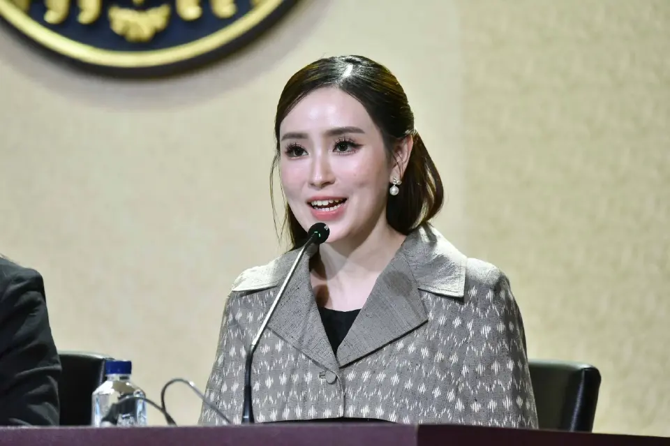 ร้อยเอกหญิง ภัทร์ดารัสมิ์ ทองสลวยกร รองโฆษกประจำสำนักนายกรัฐมนตรี