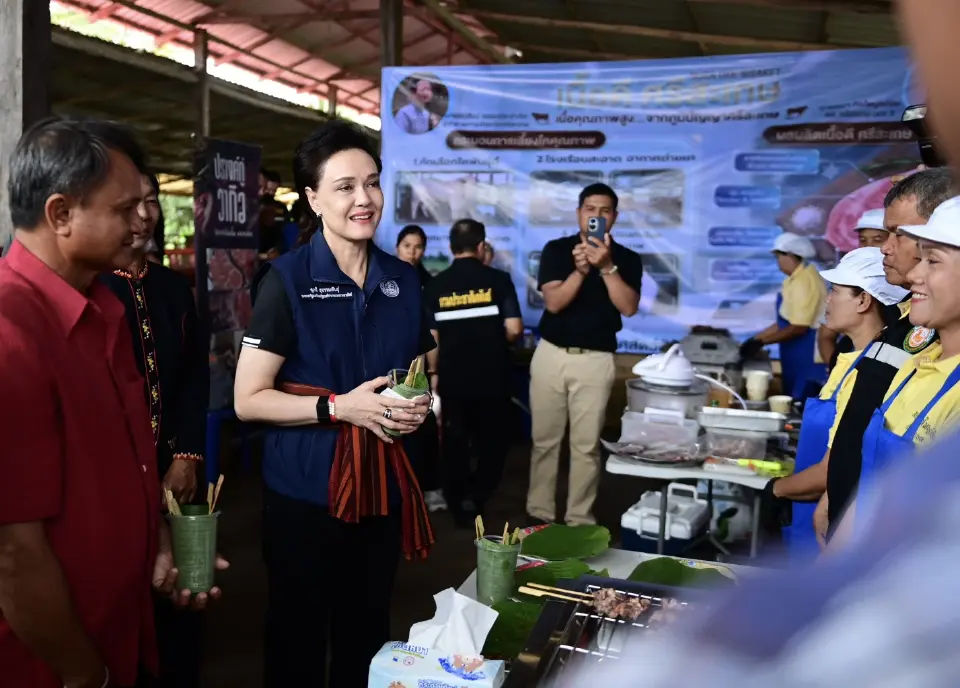 นางศุภจี สุธรรมพันธุ์ รองนายกรัฐมนตรีและรัฐมนตรีว่าการกระทรวงพาณิชย์ พร้อมคณะ ลงพื้นที่กฤษฎาฟาร์มโคขุน อำเภอเบญจลักษ์ จังหวัดศรีสะเกษ