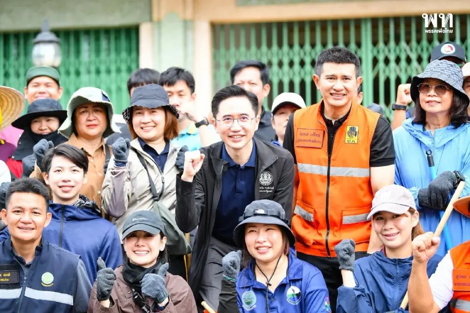ศ.ดร.ยศชนัน วงศ์สวัสดิ์ รองนายกฯและรมว.อว. นำทีมเจ้าหน้าที่และจิตอาสาร่วมทำความสะอาดฟื้นฟูเมืองน่านหลังระดับน้ำลดลง 