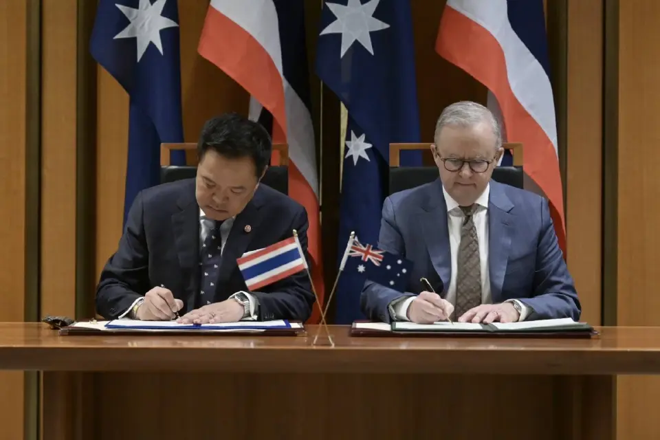 ภาพนายอนุทิน ชาญวีรกูล นายกรัฐมนตรีและรัฐมนตรีว่าการกระทรวงมหาดไทย และนายแอนโทนี แอลบาเนซี (The Honourable Anthony Albanese) นายกรัฐมนตรีออสเตรเลีย ลงนามสองดีลใหญ่และร่วมแถลงข่าวภายหลังการหารือเต็มคณะ