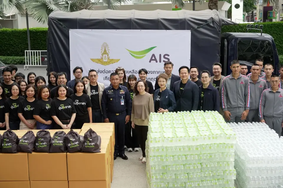 AIS ระดมพนักงาน “อุ่นใจอาสา” แพ็คถุงยังชีพช่วยผู้ประสบภัยน่าน