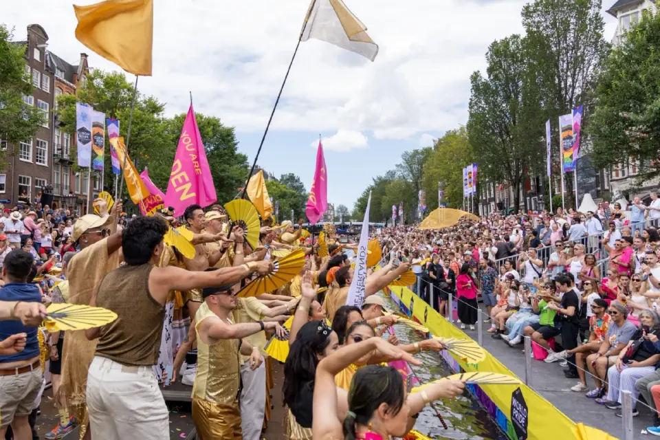 ทีม Bangkok Pride ได้ส่งขบวนเรือ ASEAN Pride สีทอง อร่าม ตระการตา เข้าร่วม