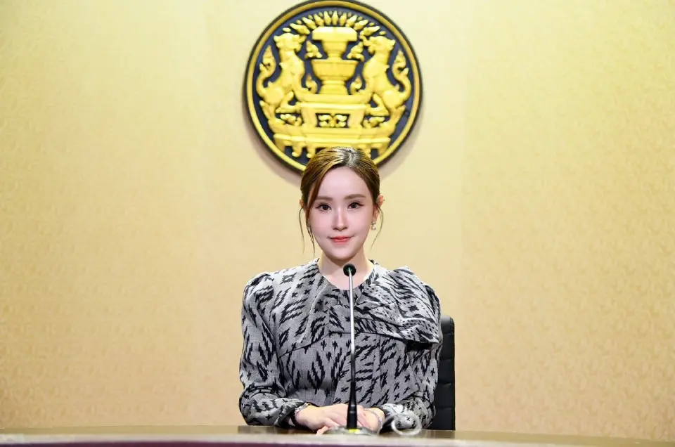 ร้อยเอกหญิง ภัทร์ดารัสมิ์ ทองสลวยกร รองโฆษกประจำสำนักนายกรัฐมนตรี