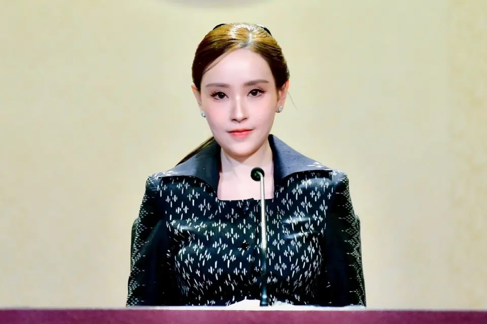 ร้อยเอกหญิงภัทร์ดารัสมิ์ ทองสลวยกร รองโฆษกประจำสำนักนายกรัฐมนตรี 