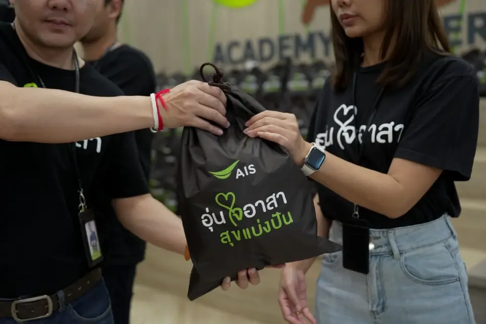 AIS ระดมพนักงาน “อุ่นใจอาสา” แพ็คถุงยังชีพช่วยผู้ประสบภัยน่าน