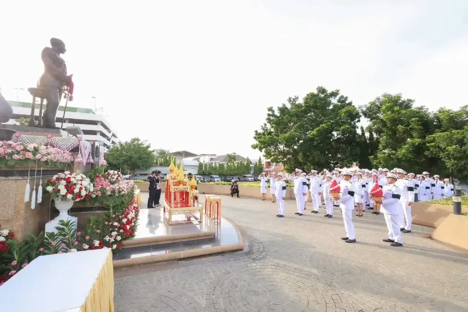 ประธาน กสทช.เข้าร่วมพิธีวางพานพุ่มถวายราชสักการะ พระบรมราชานุสาวรีย์พระบาทสมเด็จพระปรมินทรมหาจุฬาลงกรณ์ พระจุลจอมเกล้าเจ้าอยู่หัว เนื่องในวันสื่อสารแห่งชาติ