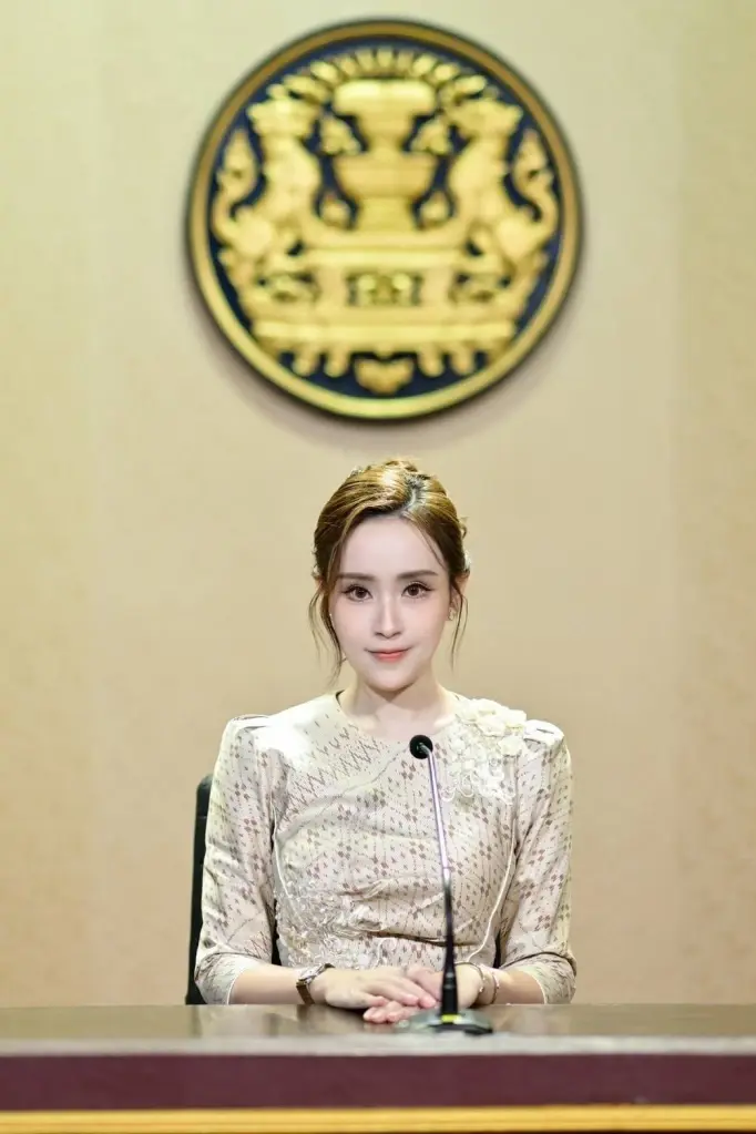 ร้อยเอกหญิงภัทร์ดารัสมิ์ ทองสลวยกร รองโฆษกประจำสำนักนายกรัฐมนตรี