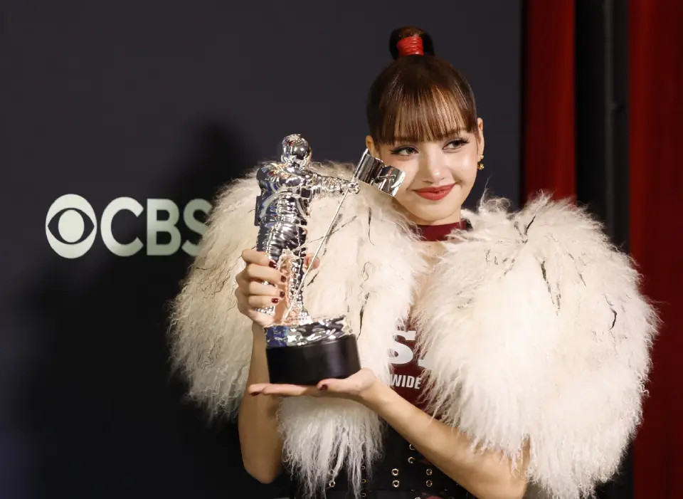 'ลิซ่า' คว้ารางวัล Best Pop บนเวที VMAs 2026 เฉือนชนะ Taylor Swift 