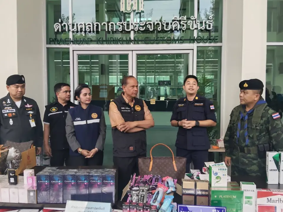 เปิดภาพ "ศุลกากรประจวบฯ" ยึดบุหรี่เถื่อน-บุหรี่ไฟฟ้า-แบรนด์เนม คารถไฟสายใต้