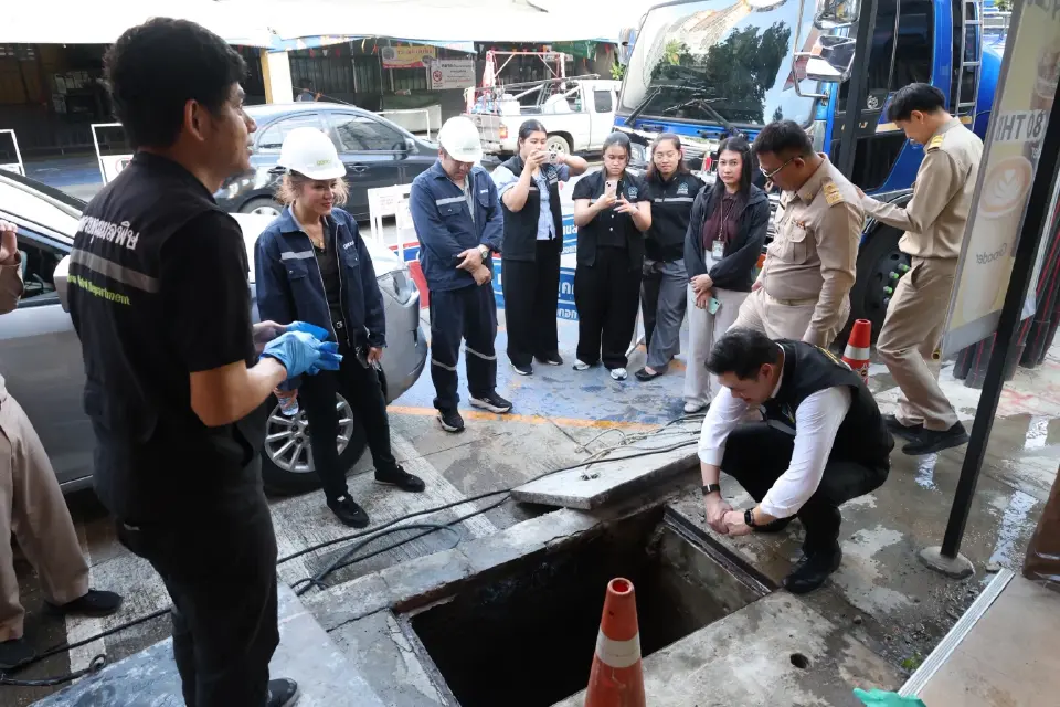 ลงพื้นที่ติดตามการบำบัดและกำจัดน้ำเสียและตะกอนดินที่ปนเปื้อนน้ำมัน บริเวณบ่อพักน้ำทิ้งภายในศูนย์ข้อมูลฯ และท่อระบายน้ำด้านนอกบริษัท DAMAC Digital Thailand (BKK 01) 