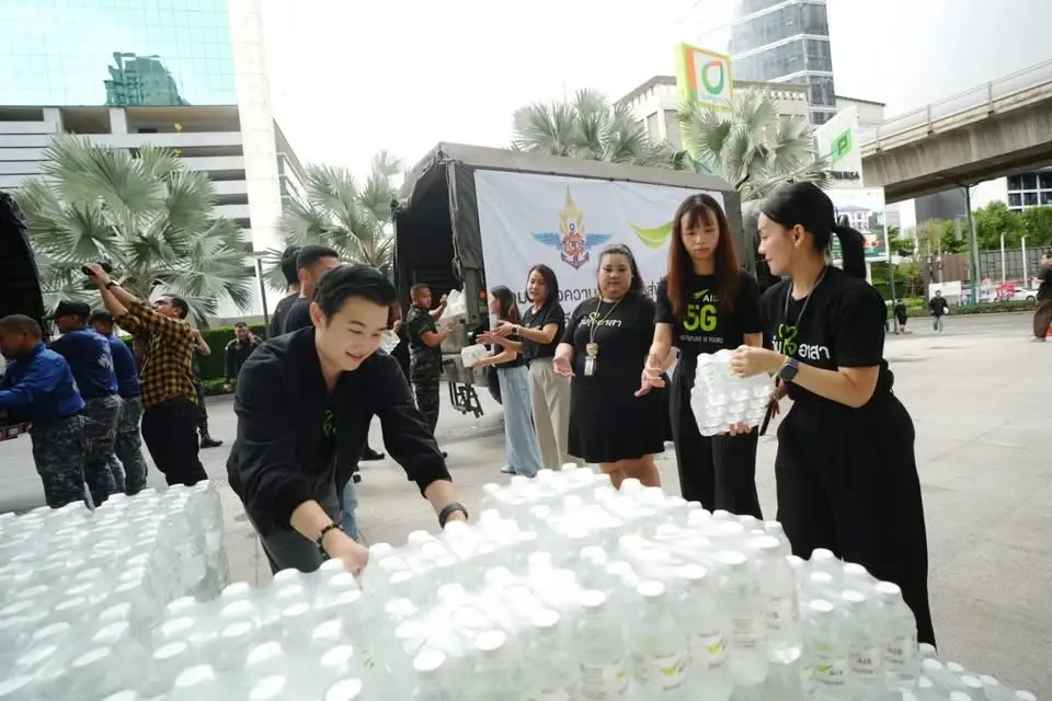 AIS ส่งน้ำดื่ม 1.2 หมื่นขวดช่วยผู้ประสบภัย ผนึกกลาโหม–ทอ. เฝ้าระวังโครงข่าย 24 ชั่วโมง