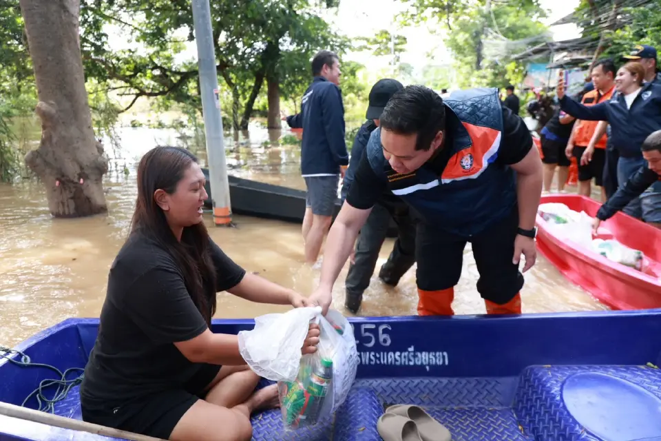 “สรรเพชญ”นำคมนาคมลุยช่วยน้ำท่วมอยุธยา มอบถุงยังชีพบรรเทาความเดือดร้อน